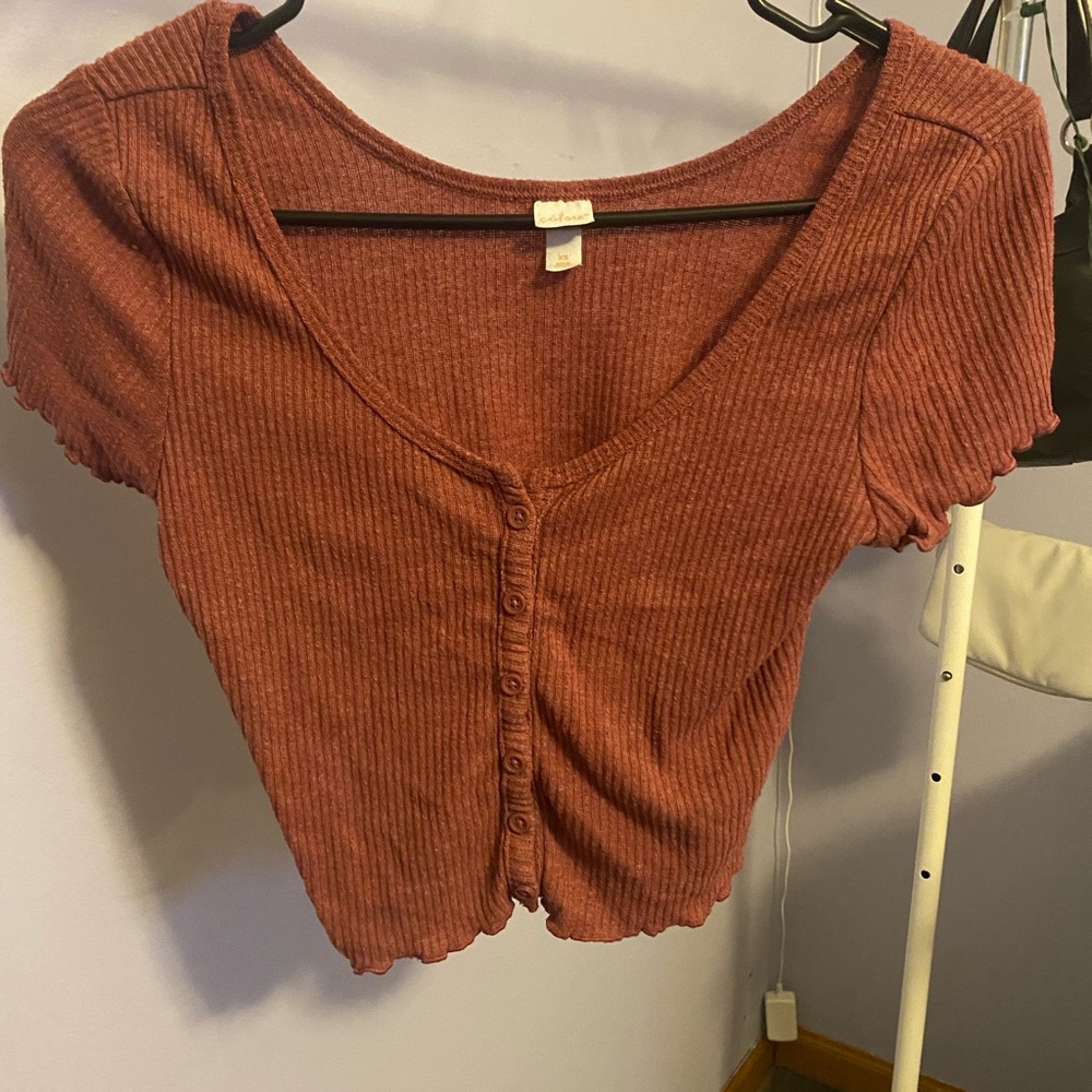 colsie burgundy/marron rib nit cropped short sleeve button up shirt